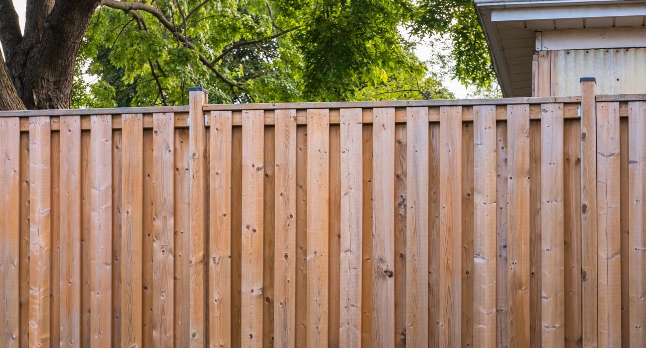 La clôture serait conforme au permis de construire déposé par les voisins de Jeanne.