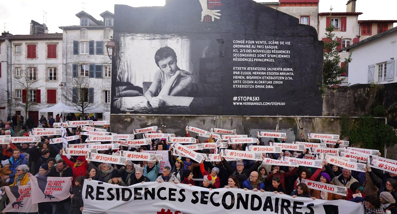 Ils réclament l'interdiction de créer des résidences secondaires au Pays basque