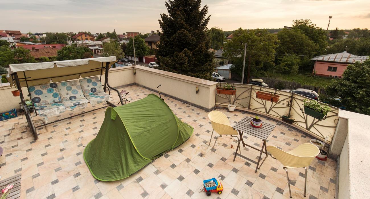 Les propriétaires louent le toit-terrasse de l’immeuble à des campeurs pour 12 euros la nuit et mettent à disposition la salle de bains et la cuisine de leur logement.