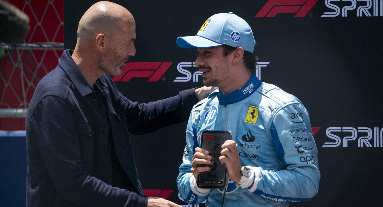 Zinédine Zidane salue le pilote de Formule 1 monégasque Charles Leclerc après sa deuxième place dans la course sprint lors du Grand Prix de Formule 1 de Miami.
