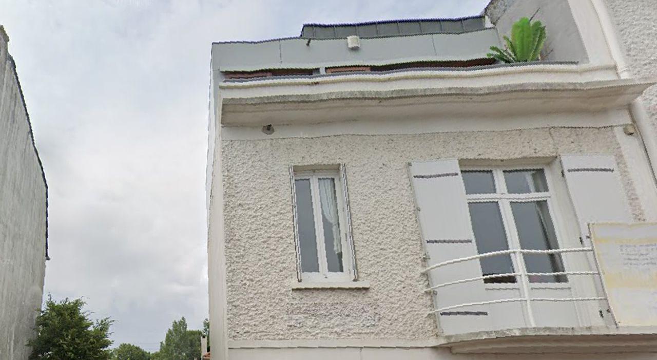 彼女は、自分の敷地を見下ろす隣人によって建設された高架を取り消すと脅迫した