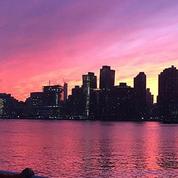 Le ciel de New York devient violet lors d'un coucher de soleil