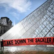 Des manifestants dénoncent les liens du Louvre avec la famille Sackler, liée aux opiacés