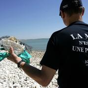 Bannir le plastique des plages françaises, un défi majeur