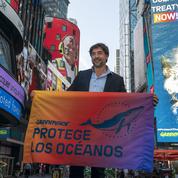 Javier Bardem manifeste seul au milieu de Times Square pour la sauvegarde des océans