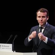 Emmanuel Macron retrouve la polémique sur les violences policières