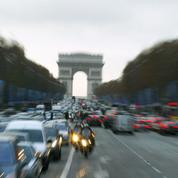 Les Champs-Élysées, un lieu de parade et de consommation