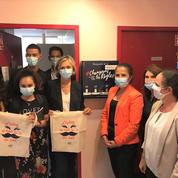 Ile-de-France: Valérie Pécresse offre des ordinateurs, des masques, et des serviettes menstruelles aux lycéennes