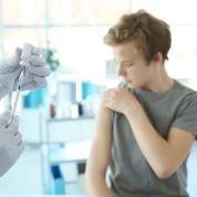 Covid-19: Macron annonce une campagne de vaccination pour les collégiens, lycéens et étudiants