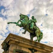 À Rouen, des étudiants luttent contre le déboulonnage de la statue de Napoléon