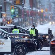 La police d’Ottawa à l’assaut des camionneurs antivax