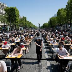 Lire article Quiz: auriez-vous eu 10/10 à la dictée géante des Champs-Élysées?