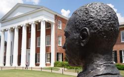 USA&nbsp;: un étudiant poursuivi pour avoir passé une corde au cou de la statue d’un héros noir