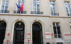 «Les chrétiens meurent» tagué sur la façade de Sciences Po Paris