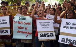 A Delhi, des étudiantes indiennes protestent contre les couvre-feux sur les campus