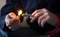 Légalisation du cannabis: pour les jeunes, «cela va remplir les caisses de l’État»