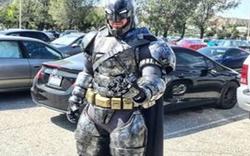 Un étudiant américain présente un exposé déguisé en Batman
