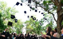 Une université interdit le lancer de toques à la remise des diplômes... par sécurité
