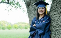 Abandonnée à sa naissance dans une université, elle en sort diplômée 31 ans plus tard
