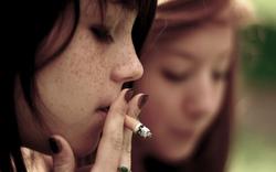 Fumeurs devant les lycées: les proviseurs dénoncent une «faille majeure» de la sécurité