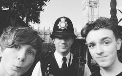 Le selfie émouvant de deux lycéens avec le policier tué lors de l’attentat de Londres
