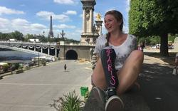 Une étudiante amputée met en scène sa prothèse pendant son tour d’Europe