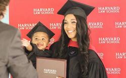 Elle passe les examens d’Harvard pendant son accouchement