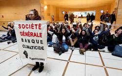 Climat: des jeunes bloquent l’entrée de la Société générale à la Défense