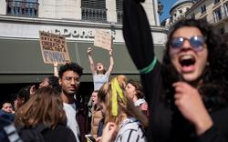 Grève pour le climat: pas plus d’une centaine de jeunes devant l’Assemblée nationale