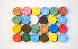«Envie de faire des câlins», «angoissant», «dents qui grincent»: des consommateurs de MDMA racontent