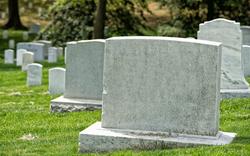 Ivres, des étudiants profanent un cimetière juif: l’un d’eux reste bloqué sous une pierre tombale