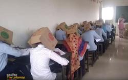 En Inde, des étudiants portent des cartons sur la tête pour éviter la triche aux examens