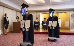 Au Japon, une remise des diplômes se déroule à distance grâce à des robots