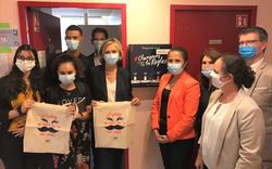 Ile-de-France: Valérie Pécresse offre des ordinateurs, des masques, et des serviettes menstruelles aux lycéennes