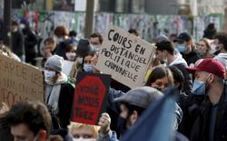 À Paris, des étudiants démoralisés défilent pour réclamer la réouverture des facs