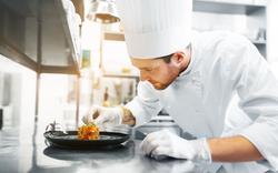 À Colmar, des chefs étoilés préparent chaque jour cent repas gratuits pour les étudiants