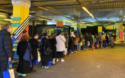 Ground Control à Paris, les étudiants font la queue pour recevoir l’aide alimentaire de l’association Linkee