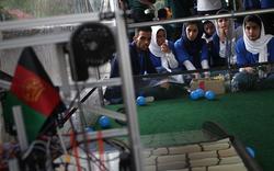Une mère de famille américaine se mobilise pour évacuer dix jeunes Afghanes membres d’une équipe de robotique