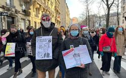 Manifestation à Paris: les profs en grève dénoncent la gestion de la crise sanitaire à l’école
