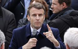 Emmanuel Macron signe un mot d’absence à un collégien qui a séché les cours pour le rencontrer