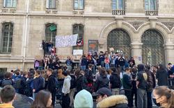 «La jeunesse emmerde le Front national»: à Louis-le-Grand, Lavoisier, Lamartine, des lycéens protestent contre le second tour