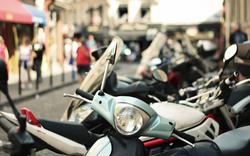 Stationnement payant des scooters à Paris: quelles alternatives pour les jeunes?
