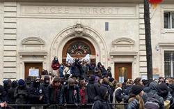 «Nous sommes contre la réforme des retraites et Parcoursup»: à Paris, des jeunes bloquent des lycées
