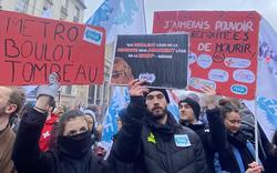 «Métro, boulot, tombeau»: les étudiants mobilisés contre la réforme des retraites à Paris