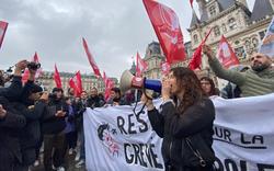 À Paris, les étudiants huent la décision du Conseil constitutionnel