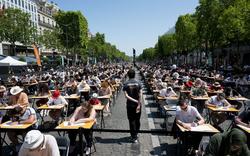 Quiz: auriez-vous eu 10/10 à la dictée géante des Champs-Élysées?