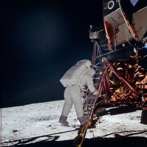 Buzz Aldrin descendant les marches du module lunaire.