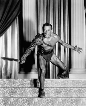 Après avoir manqué de peu le rôle de Ben Hur, c’est finalement en Spartacus que Kirk Douglas assoit sa notoriété.