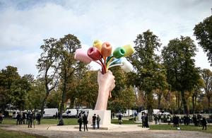 Jeff Koons inaugure enfin son Bouquet de tulipes à Paris