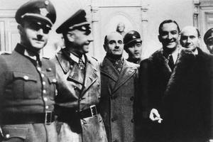 René Bousquet en compagnie d’officiers allemands pendant des rafles à Marseille en 1943.